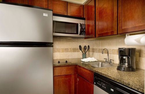 Linthicum Heights Apartamento | Estudio moderno con wifi gratuito | Desayuno gratuito + piscina al aire libre y bañera de hidromasaje