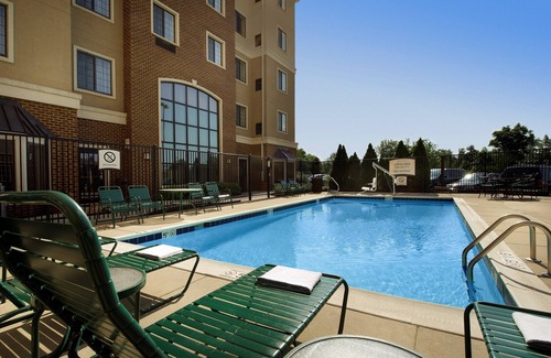 Linthicum Heights Apartamento | Estudio moderno con wifi gratuito | Desayuno gratuito + piscina al aire libre y bañera de hidromasaje