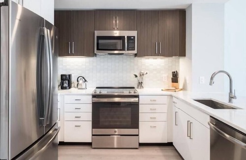 Woodmont Triangle Apartamento | Near Chevy Chase | Kitchen w/ USB Charging | Take Metro to DC | by GLS