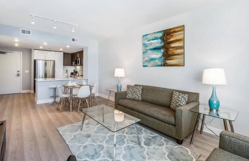 Woodmont Triangle Apartamento | Near Chevy Chase | Kitchen w/ USB Charging | Take Metro to DC | by GLS