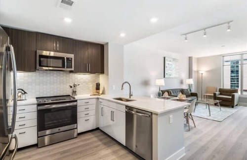 Woodmont Triangle Apartamento | Near Chevy Chase | Kitchen w/ USB Charging | Take Metro to DC | by GLS