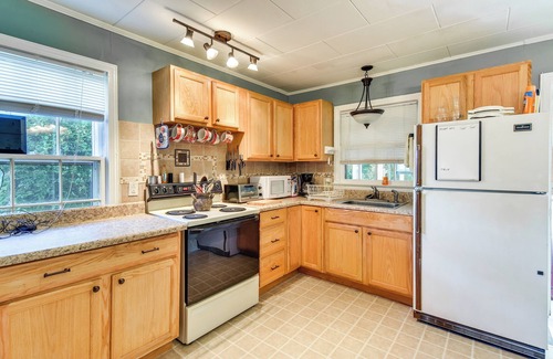 Lynn Cabaña | Near Dining: Columbus Cottage w/ Furnished Deck!
