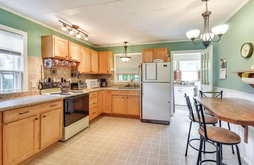 Lynn Cabaña | Near Dining: Columbus Cottage w/ Furnished Deck!