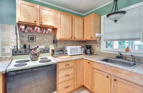 Lynn Cabaña | Near Dining: Columbus Cottage w/ Furnished Deck!