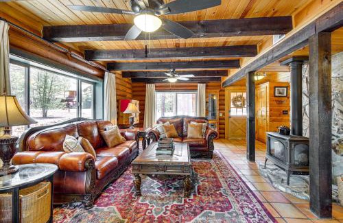 Pinetop Casa | Near Dining, Hiking and Golf Pinetop Log Cabin!
