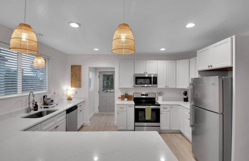 Sans Souci Casa | Near Downtown 3 Bedroom Home with King beds+ Parking+Deck