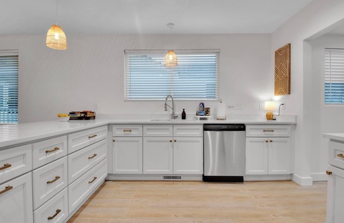 Sans Souci Casa | Near Downtown 3 Bedroom Home with King beds+ Parking+Deck