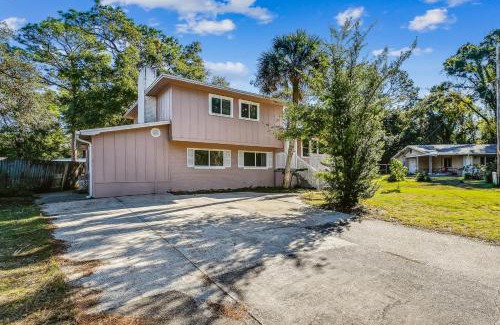 Southeast Pensacola Apartamento | Near Downtown Beach Main House - Woodland Escape