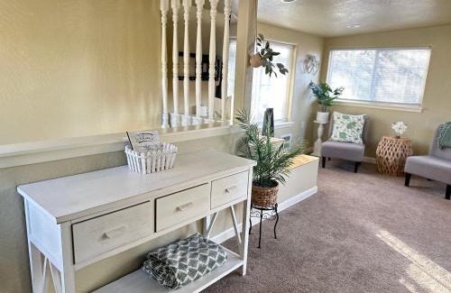 Medford Casa | Near Downtown- Kitchen-washerdryer-parking