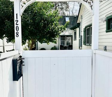 Medford Casa | Near Downtown- Kitchen-washerdryer-parking