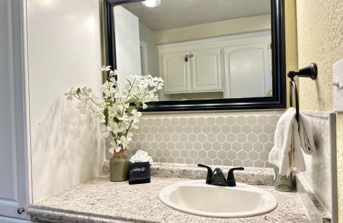 Medford Casa | Near Downtown- Kitchen-washerdryer-parking