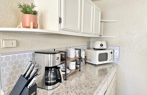 Medford Casa | Near Downtown- Kitchen-washerdryer-parking