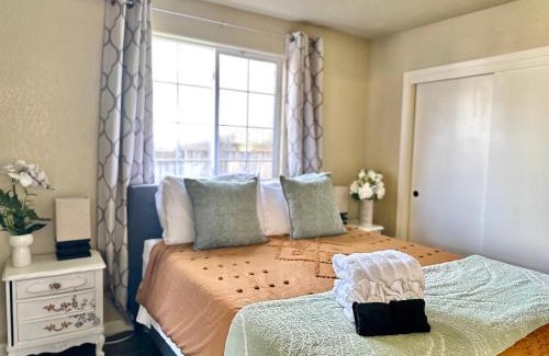 Medford Casa | Near Downtown- Kitchen-washerdryer-parking