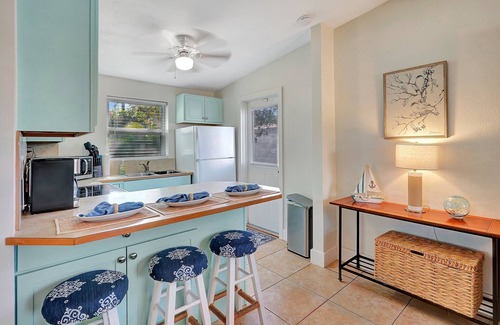 East Naples Cabaña | Near DownTown & Napes Beach! Cottage House 2QueenBeds Fenced Back Yard with deck