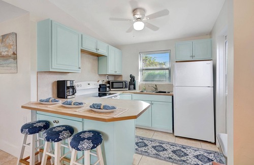 East Naples Cabaña | Near DownTown & Napes Beach! Cottage House 2QueenBeds Fenced Back Yard with deck