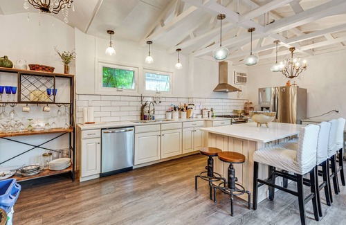 Scranton Casa | Walk to Nay Aug Park: Grand Group Getaway w/ Patio