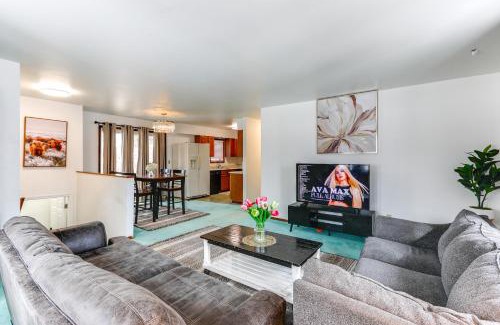 Fairbanks Casa | Near Dtwn and Pioneer Park Fairbanks Home with Deck!