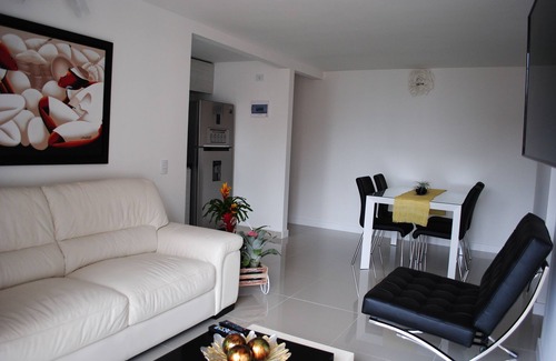 Sabaneta Apartamento | Cerca de "EL POBLADO" NUEVO APARTAMENTO DE 3 DORMITORIOS. Nuevos muebles. SAUNA.