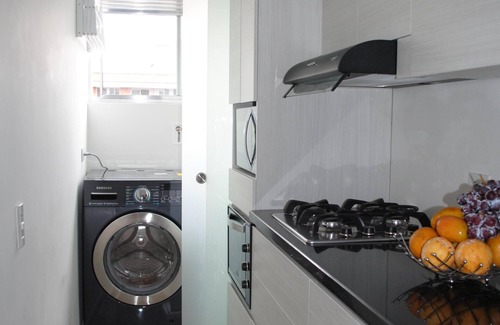 Sabaneta Apartamento | Cerca de "EL POBLADO" NUEVO APARTAMENTO DE 3 DORMITORIOS. Nuevos muebles. SAUNA.