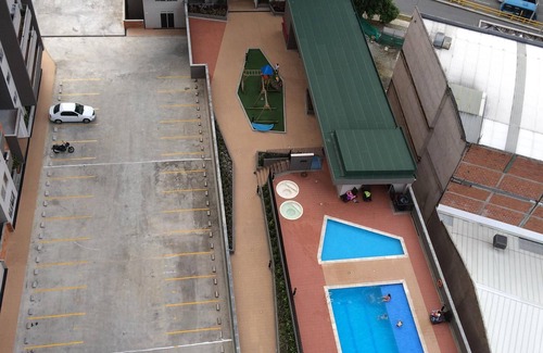 Sabaneta Apartamento | Cerca de "EL POBLADO" NUEVO APARTAMENTO DE 3 DORMITORIOS. Nuevos muebles. SAUNA.