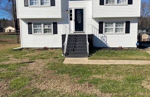 Travelers Rest Casa | Near great hiking trails and the friendly amenities of downtown Travelers Rest