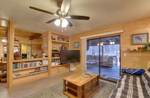 Munds Park Casa | Near Hiking and Golfing Munds Park Cabin with Deck!