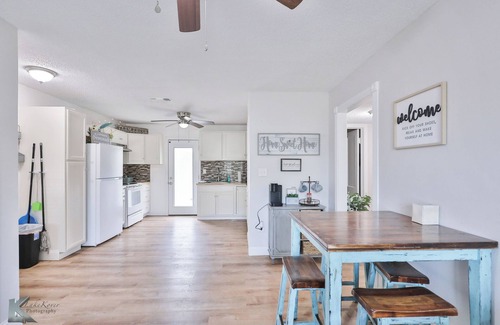 Abilene Casa | Near HSU, ACU & Hendrick ~ Clean ~ Charming Cottage ~ New Discounts ~ Dogs