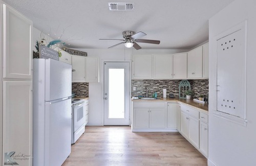 Abilene Casa | Near HSU, ACU & Hendrick ~ Clean ~ Charming Cottage ~ New Discounts ~ Dogs