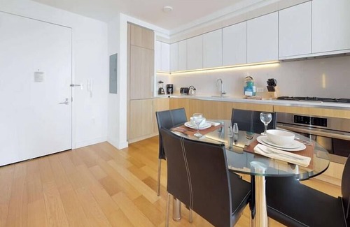 Hell's Kitchen Apartamento | near Hudson Hards 1 BR | Midtown West | Upscale