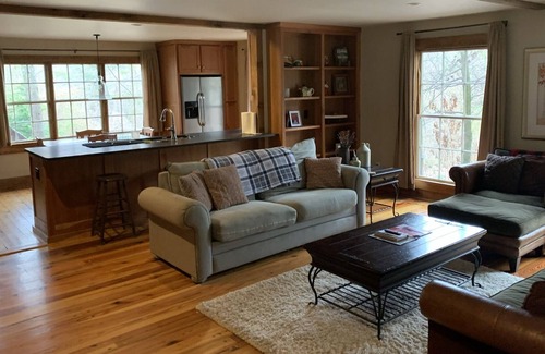 Clayton Cabina | Near Lake Burton, Gorgeous Mtn. View Old Schoolhouse.