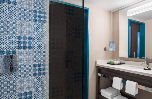 Downtown Cleveland Hotel | Near Lakefront & Downtown Attractions, Fitness Center, Bar