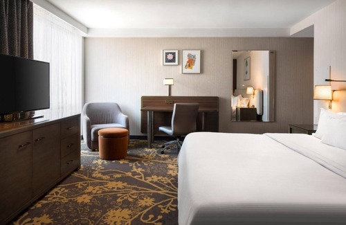 Downtown Cleveland Hotel | Near Lakefront & Downtown Attractions, Fitness Center, Bar