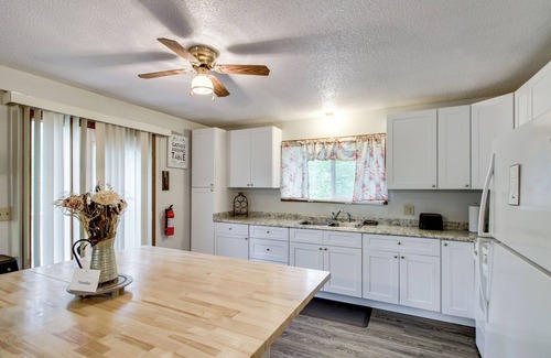 Cushing Casa | Near Lakes: Updated Family Home w/ Deck in Cushing