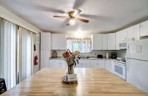 Cushing Casa | Near Lakes: Updated Family Home w/ Deck in Cushing