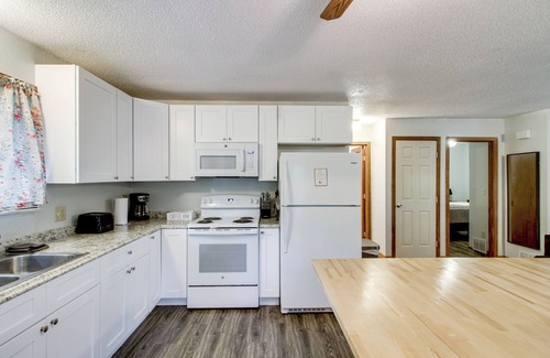 Cushing Casa | Near Lakes: Updated Family Home w/ Deck in Cushing
