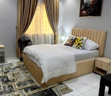Epetu Casa | Near Lakowe Golf and Lekki FTZ Minutes From Awoyaya with Constant Power, Wi-Fi, Gym by Crystal Stays