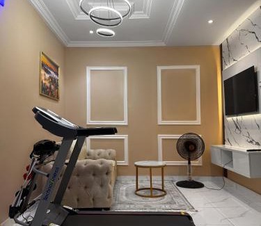 Epetu Casa | Near Lakowe Golf and Lekki FTZ Minutes From Awoyaya with Constant Power, Wi-Fi, Gym by Crystal Stays