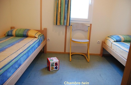 Blavignac Chalet De Esquí | Near Le MALZIEU-VILLE, chalet* well located, covered swimming pool