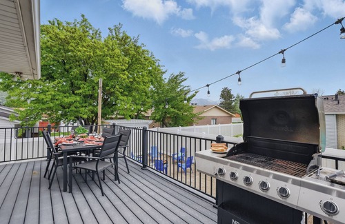 Northridge Casa | Buy 4 get 5th free-The Homebody Club- Sleeps 16, Xbox, Poker, 6 Bed
