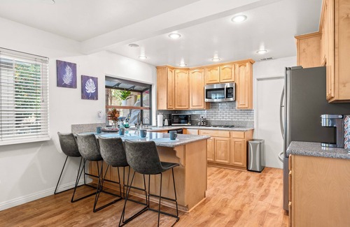 Glendora Villa | Near Los Angeles/Universal Studios/5BR/2BA/7BDS/Quiet/Comfortable/Clean