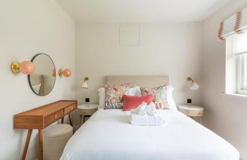 Upper Town Casa | Near Major Attractions | Comfortable | TV
