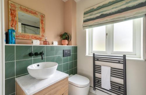 Upper Town Casa | Near Major Attractions | Comfortable | TV