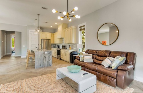 Tradewinds Casa | Near Marina with 2 king beds, a balcony, and 20 mins to Pensacola Beach