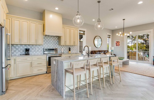 Tradewinds Casa | Near Marina with 2 king beds, a balcony, and 20 mins to Pensacola Beach