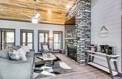 Broken Bow Cabaña | Near New Casino: Broken Bow Cabin w/ Hot Tub