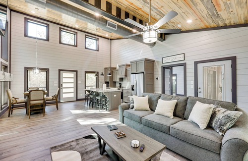Broken Bow Cabaña | Near New Casino: Broken Bow Cabin w/ Hot Tub