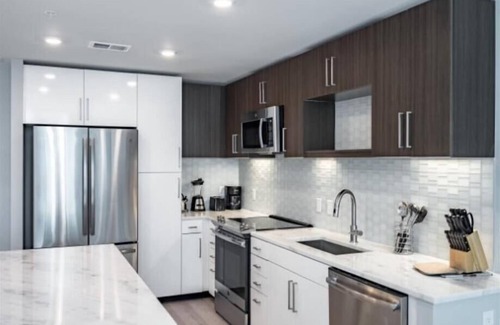 Woodmont Triangle Apartamento | Near NIH, Metro & Shops! Spa + Terrace | Near DC | by GLS