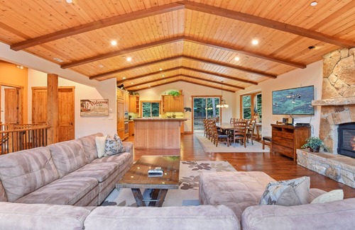 Kingswood Estates Casa | Near Northstar! Luxury Dog-friendly Home w Hot Tub