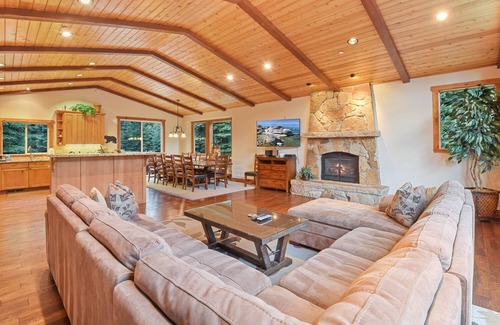 Kingswood Estates Casa | Near Northstar! Luxury Dog-friendly Home w Hot Tub