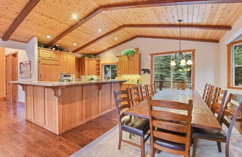 Kingswood Estates Casa | Near Northstar! Luxury Dog-friendly Home w Hot Tub